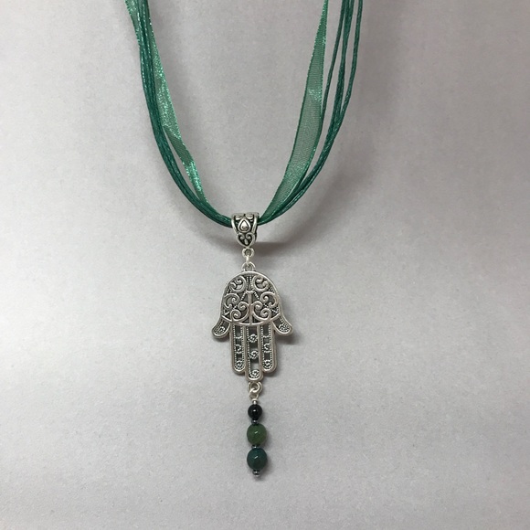 Fatima hand / Hamsa filigree necklace. Ribbon choker with green gem beads - Picture 2 of 4